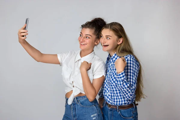 Porträt Zweier Junger Schwestern Die Lächeln Und Ein Selfie Vor lizenzfreie Stockbilder