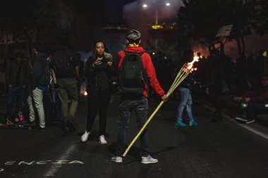Kolombiya 'da 23 Kasım 2019' da Ivan Duque, Bogot Kolombiya 'ya karşı düzenlenen Meşale Gecesi.