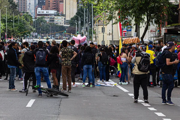Protestoların altıncı günü, Ivan Duque hükümetinin reformlarına karşı ulusal grev, Dilan Cruz 'un 26 Kasım 2019' da çevik kuvvet polisi Bogota Kolombiya tarafından öldürülmesinin anısına