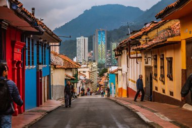 La Candelaria, Bogota 'nın tarihi merkezi, bulutlu bir günde, şehrin sömürge döneminden kalma sokaklar, turistler için popüler bir yer, Bogota Kolombiya, 21 Şubat 2020