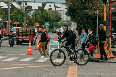 Bogota Belediye Başkanı Claudia Lopez, Covid-19 'un yol açtığı enfeksiyonları azaltmak için Transmilenio toplu taşıma sistemini çözmek için özel bir bisiklet yolu açtı.
