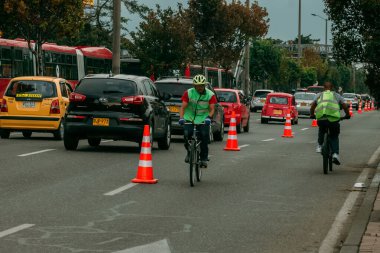 Bogota Belediye Başkanı Claudia Lopez, Covid-19 'un yol açtığı enfeksiyonları azaltmak için Transmilenio toplu taşıma sistemini çözmek için özel bir bisiklet yolu açtı.