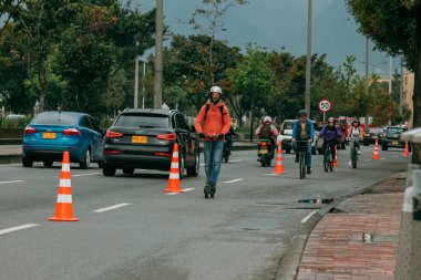 Bogota Belediye Başkanı Claudia Lopez, Covid-19 'un yol açtığı enfeksiyonları azaltmak için Transmilenio toplu taşıma sistemini çözmek için özel bir bisiklet yolu açtı.