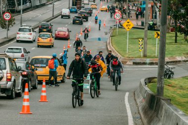 Bogota Belediye Başkanı Claudia Lopez, Covid-19 'un yol açtığı enfeksiyonları azaltmak için Transmilenio toplu taşıma sistemini çözmek için özel bir bisiklet yolu açtı.