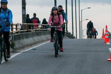 Bogota Belediye Başkanı Claudia Lopez, Covid-19 'un yol açtığı enfeksiyonları azaltmak için Transmilenio toplu taşıma sistemini çözmek için özel bir bisiklet yolu açtı.