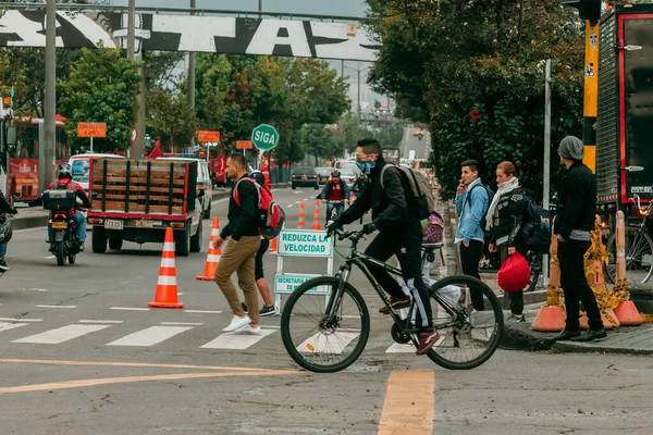 波哥大市市长克劳迪娅 洛佩兹 Claudia Lopez 提供了一条特殊的自行车道 使Transmilenio的公共交通系统拥堵 以减少Covid 19引起的感染 — 图库照片