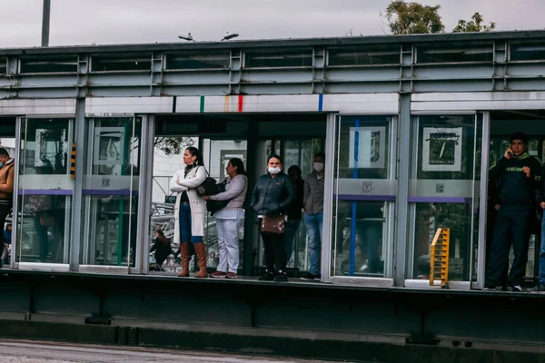 Pasajeros Una Estación Del Sistema Autobuses Transmilenio Bogotá Esperando Próximo —  Fotos de Stock