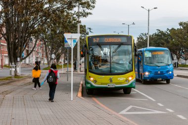 Bogot toplu taşıma sisteminin besleme otobüsleri Bogot Kolombiya 'da bir otobüs durağında, 6 Mayıs 2020