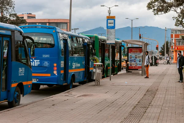 Bogot toplu taşıma sisteminin besleme otobüsleri Bogot Kolombiya 'da bir otobüs durağında, 6 Mayıs 2020