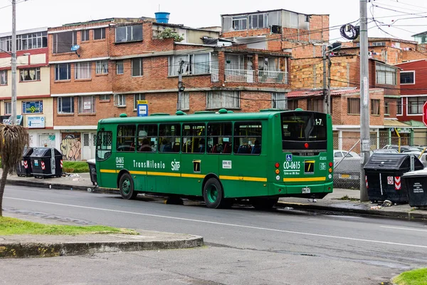バス停留所でのボゴット大量輸送システムのフィーダーバス コロンビア2020年5月7日 — ストック写真