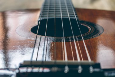 Sığ alan derinliği olan akustik gitar detayı, Bogota, 8 Mayıs 2020