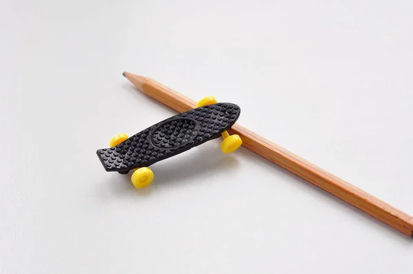 Een zeer kleine skateboard. — Stockfoto