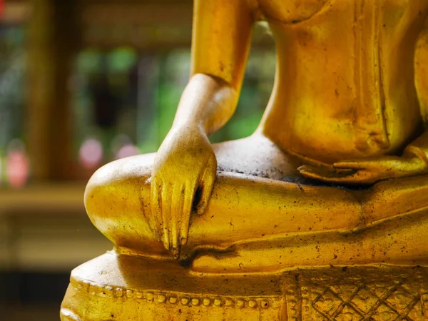 A estátua de buda dourada — Fotografia de Stock