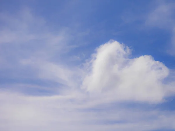 Облачное голубое небо — стоковое фото