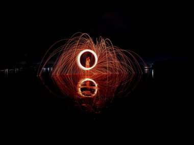 çelik yün karanlıkta