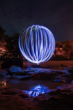 el feneri ile uzun pozlama ve su yansıma satırlık ışık, karanlık gecede hareketli arka plan hız