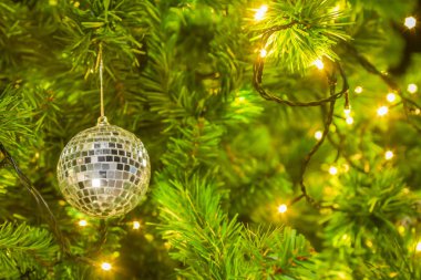 Noel ağacı arka plan bulanık ışıltı topa