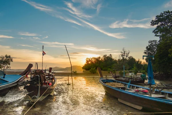 Lång Svans Fiskebåt Parkerade Stranden Medan Havet Lägre Bakgrund Solnedgången — Stockfoto