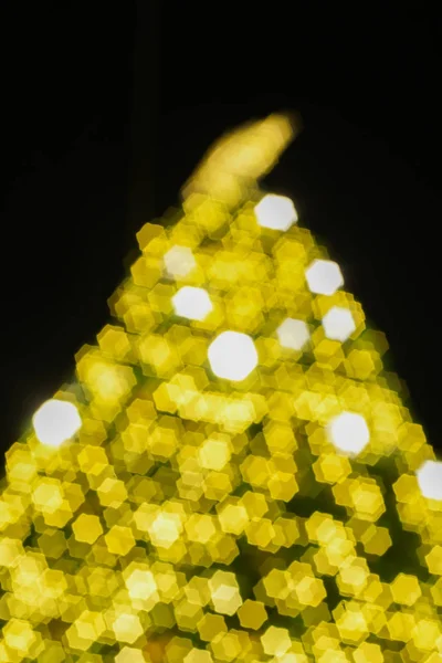 Αφηρημένο Θολή Background Defocused Σκοτεινή Νύχτα Και Θολή Χριστουγεννιάτικο Δέντρο — Φωτογραφία Αρχείου