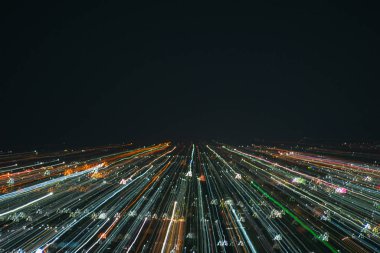 hafif çizgilerle uzun pozlama, hız hareket arka plan karanlık gece, patlama etkisi zoom, zoom patlaması ışık şehir