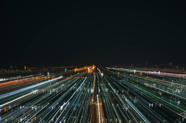 hafif çizgilerle uzun pozlama, hız hareket arka plan karanlık gece, patlama etkisi zoom, zoom patlaması ışık şehir