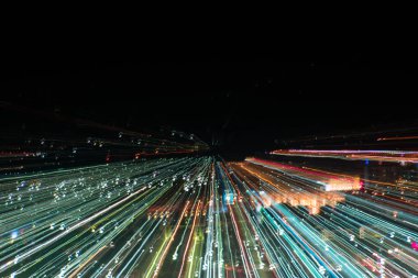 hafif çizgilerle uzun pozlama, hız hareket arka plan karanlık gece, patlama etkisi zoom, zoom patlaması ışık şehir
