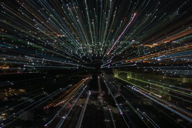 hafif çizgilerle uzun pozlama, hız hareket arka plan karanlık gece, patlama etkisi zoom, zoom patlaması ışık şehir