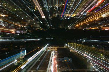 hafif çizgilerle uzun pozlama, hız hareket arka plan karanlık gece, patlama etkisi zoom, zoom patlaması ışık şehir