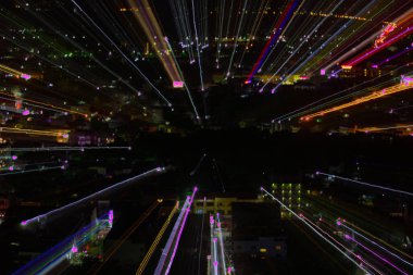 hafif çizgilerle uzun pozlama, hız hareket arka plan karanlık gece, patlama etkisi zoom, zoom patlaması ışık şehir