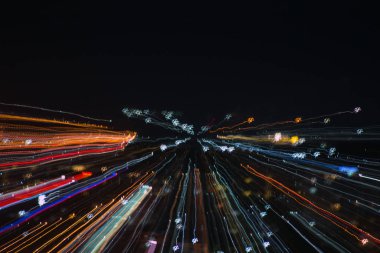hafif çizgilerle uzun pozlama, hız hareket arka plan karanlık gece, patlama etkisi zoom, zoom patlaması ışık şehir