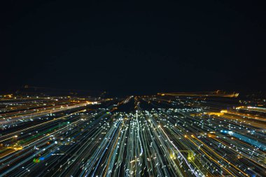 hafif çizgilerle uzun pozlama, hız hareket arka plan karanlık gece, patlama etkisi zoom, zoom patlaması ışık şehir