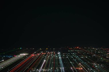 hafif çizgilerle uzun pozlama, hız hareket arka plan karanlık gece, patlama etkisi zoom, zoom patlaması ışık şehir