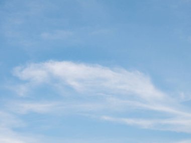 güzel mavi gökyüzü bulutlu arka plan ile