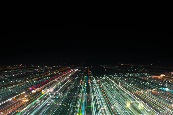 hafif çizgilerle uzun pozlama, hız hareket arka plan karanlık gece, patlama etkisi zoom, zoom patlaması ışık şehir