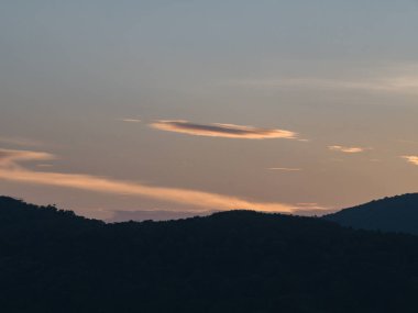 güzel gökyüzü bulutlu dağ akşam arka plan ve siluet ile