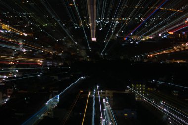 hafif çizgilerle uzun pozlama, hız hareket arka plan karanlık gece, patlama etkisi zoom, zoom patlaması ışık şehir