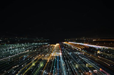 hafif çizgilerle uzun pozlama, hız hareket arka plan karanlık gece, patlama etkisi zoom, zoom patlaması ışık şehir