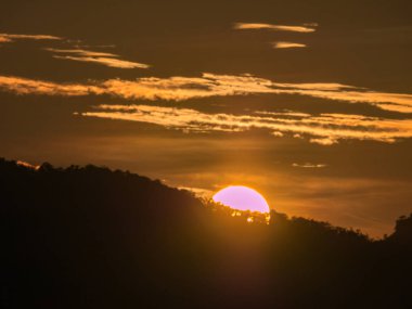 güzel mavi gökyüzü bulutlu arka plan ve siluet dağ güneş ile