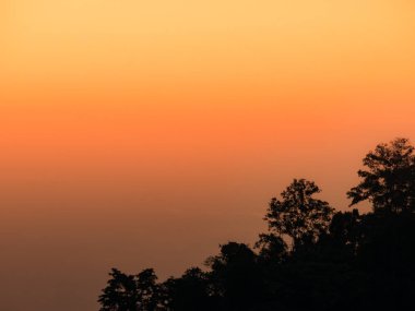 güzel gökyüzü bulutlu arka plan ve siluet Dağı alacakaranlık zamanında.