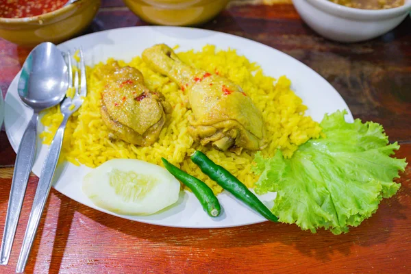 Moslim Gele Rijst Met Gekookte Kip Khao Mok Gai Traditionele — Stockfoto