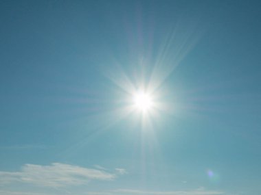 Bulutlu mavi gökyüzü ve güneş