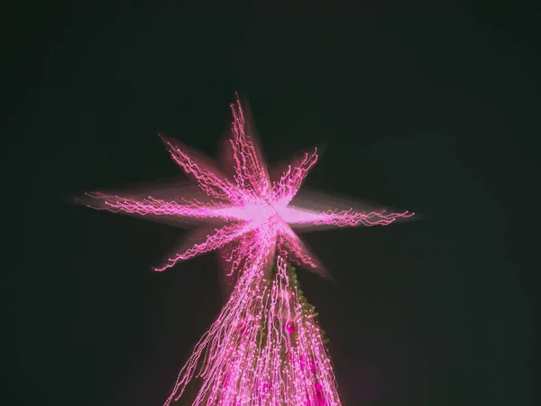 Zoom Scoppio Luce Pino Artificiale Albero Natale Con Stella Sulla — Foto Stock