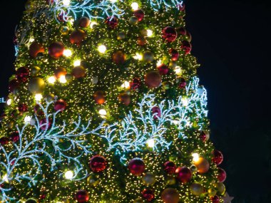 ışık defocused görüntü yapay çam Noel ağacı, Led dekoratif bokeh arka plan bulanıklık ve dokulu, Noel arifesi için yeni yıl partisi tatil ve kutlama arka plan