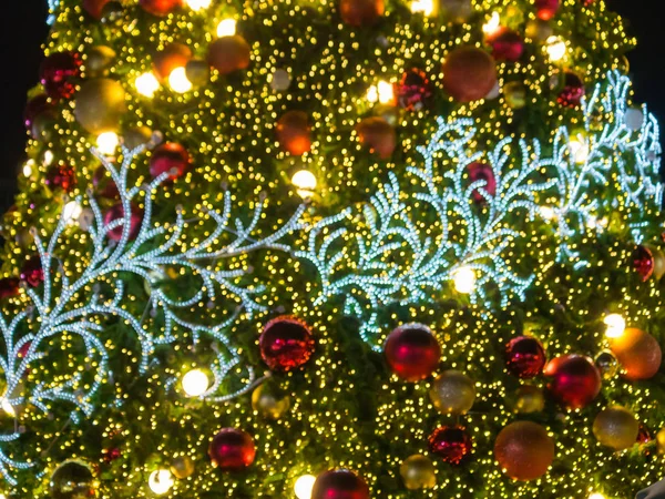 ışık defocused görüntü yapay çam Noel ağacı, Led dekoratif bokeh arka plan bulanıklık ve dokulu, Noel arifesi için yeni yıl partisi tatil ve kutlama arka plan