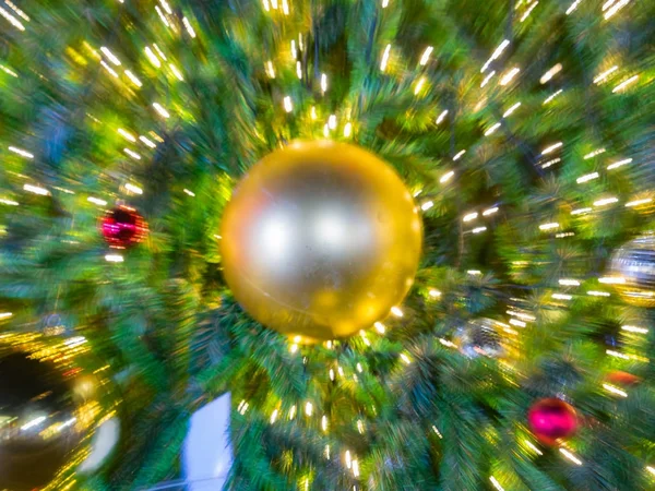 Zoom Burst Ljus Oskärpa Bild Sparkle Boll Konstgjorda Pine Julgran — Stockfoto