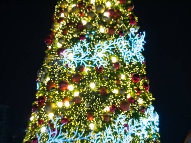 ışık defocused görüntü yapay çam Noel ağacı, Led dekoratif bokeh arka plan bulanıklık ve dokulu, Noel arifesi için yeni yıl partisi tatil ve kutlama arka plan