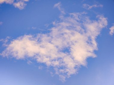 bulutlu güzel mavi gökyüzü arka plan