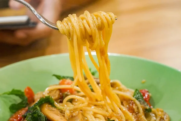 Gesauteerde Spaghetti Met Olijfolie Knoflook Gedroogde Chili Krokant Spek Hand — Stockfoto
