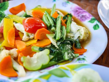 karışık sebze stire kızartılmış domates, havuç, Çince lahana, lahana, karnabahar, kabak, kırmızı biber