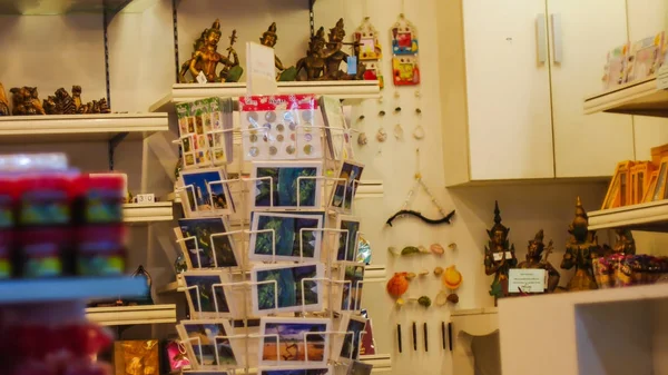 在纪念品店里 有一张明信片 一个移动的贝壳 木制家居装饰 磁性冰箱 — 图库照片